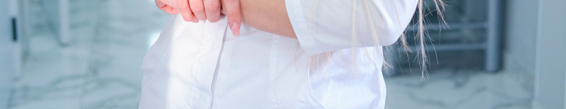 женщина доктор в белом халате